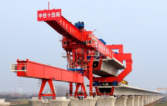 山东临沂：潍宿高铁临沂段架梁施工忙