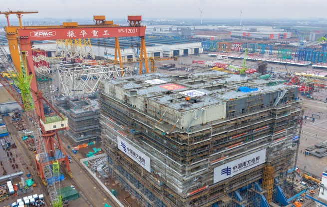 江苏南通：海陆一体海上风电柔直输电工程海上换流站封顶