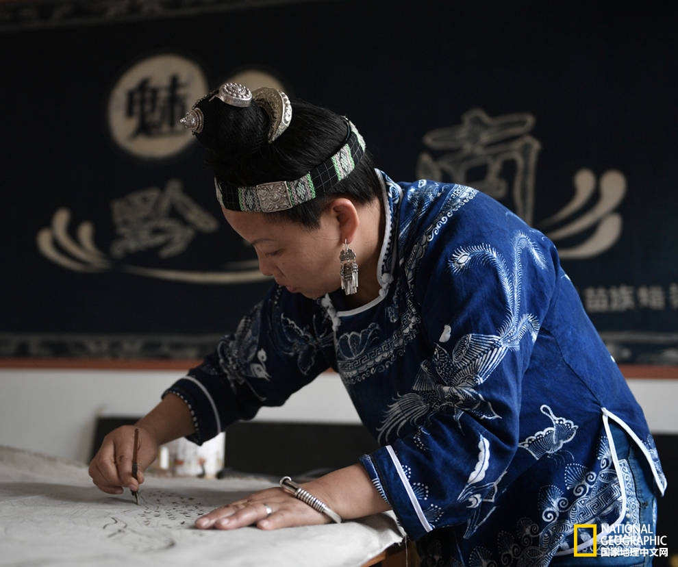 来到贵州的丹寨我才顿悟,这“东方第一染”简直就是画在布上的史诗啊!