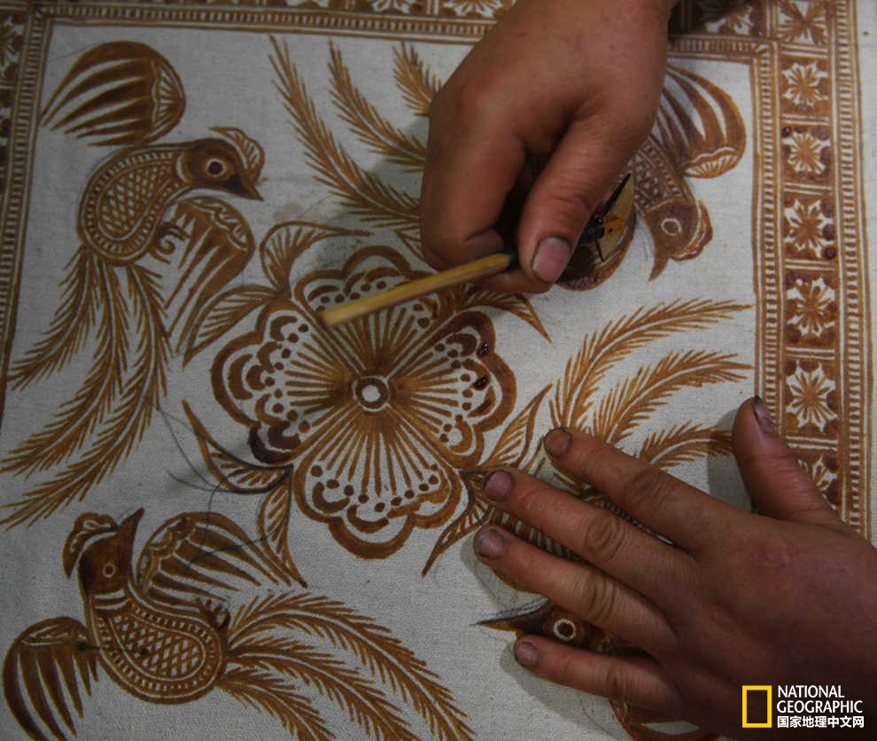 来到贵州的丹寨我才顿悟,这“东方第一染”简直就是画在布上的史诗啊!