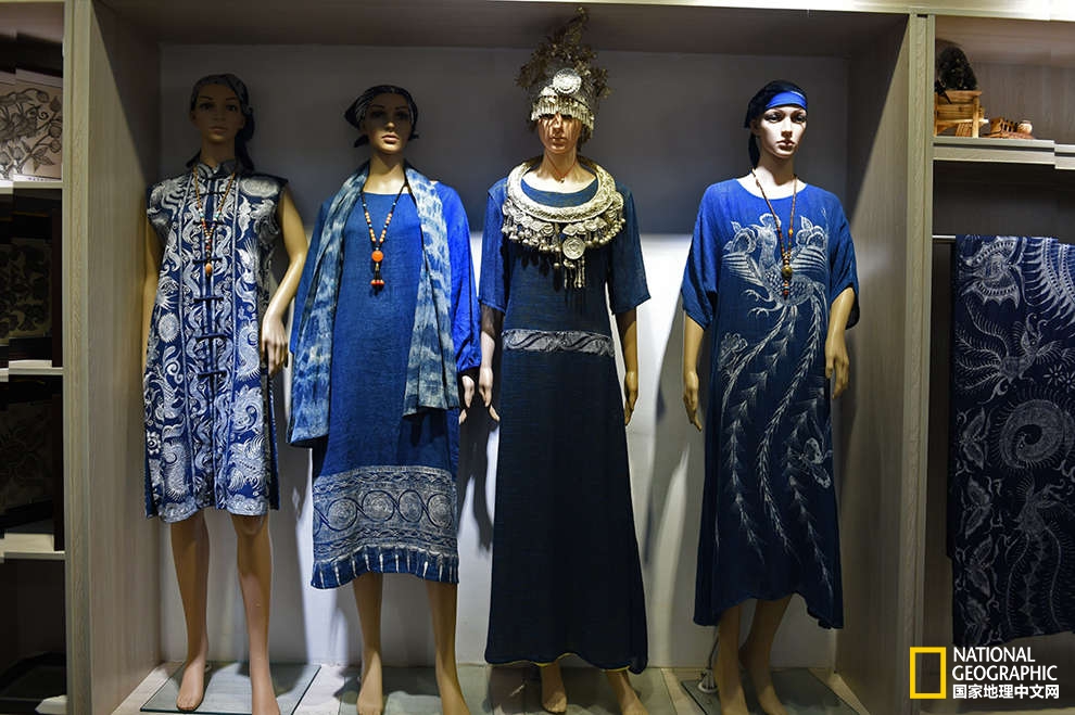 来到贵州的丹寨我才顿悟,这“东方第一染”简直就是画在布上的史诗啊!