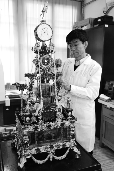 王津:“故宫男神”的“钟”情 王津:“故宫男神”的“钟”情