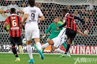 2017年4月30日,法甲第35轮,尼斯3-1战胜巴黎圣日耳曼,意大利球星巴洛特利(右一)在比赛中射门得分